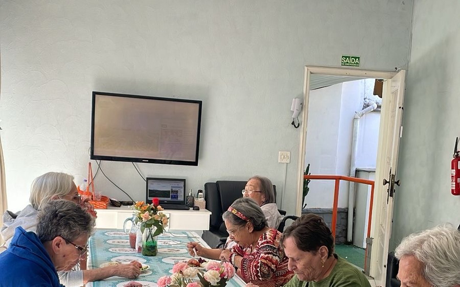 Alimentação em grupo no Centro-Dia Espaço Ikaria