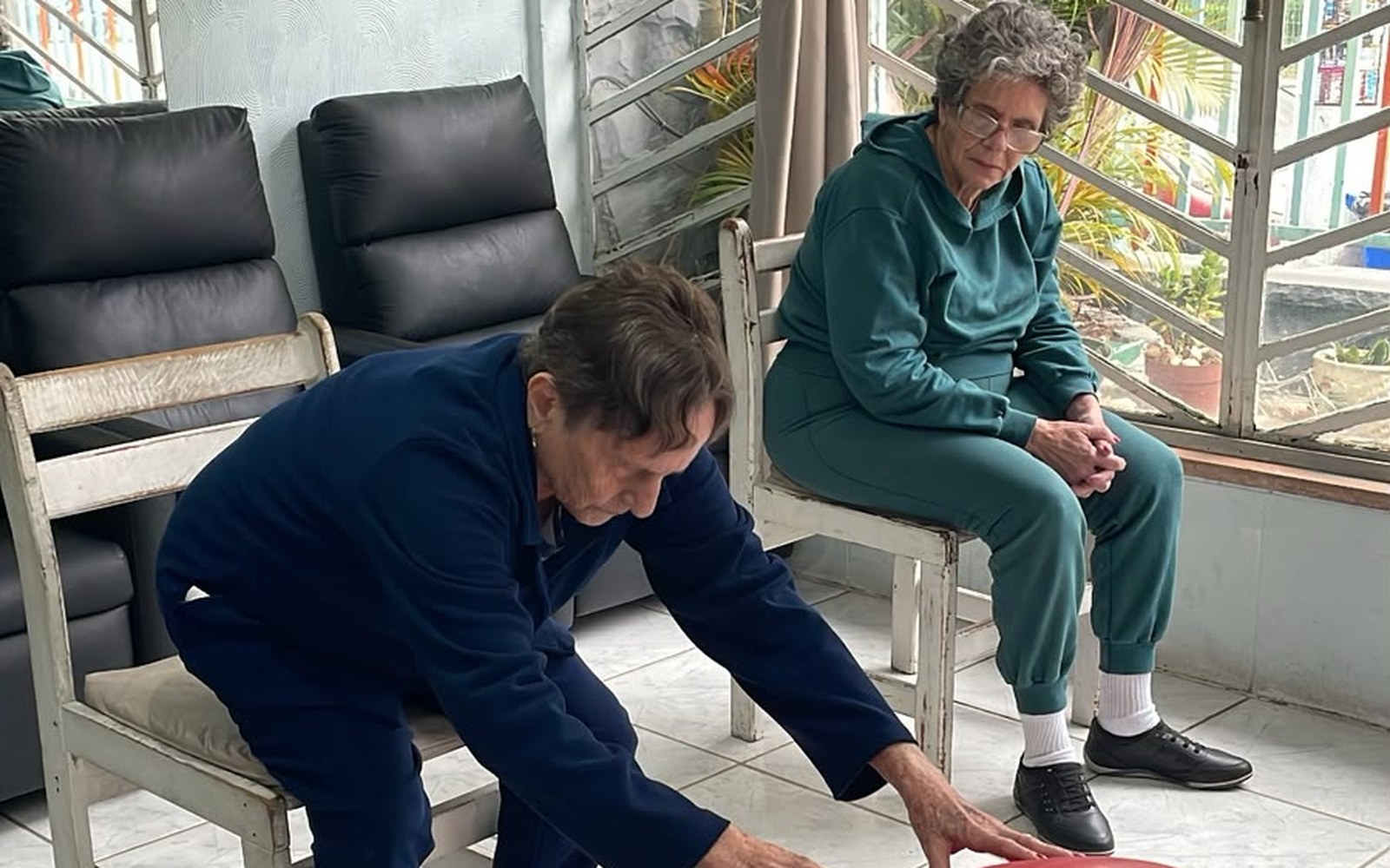Alongamento com bola sob orientação profissional no Espaço Ikaria