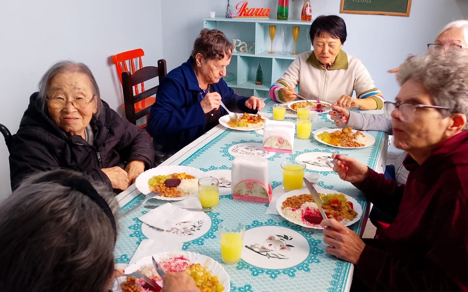 Refeição em grupo e convívio no Centro-Dia Espaço Ikaria