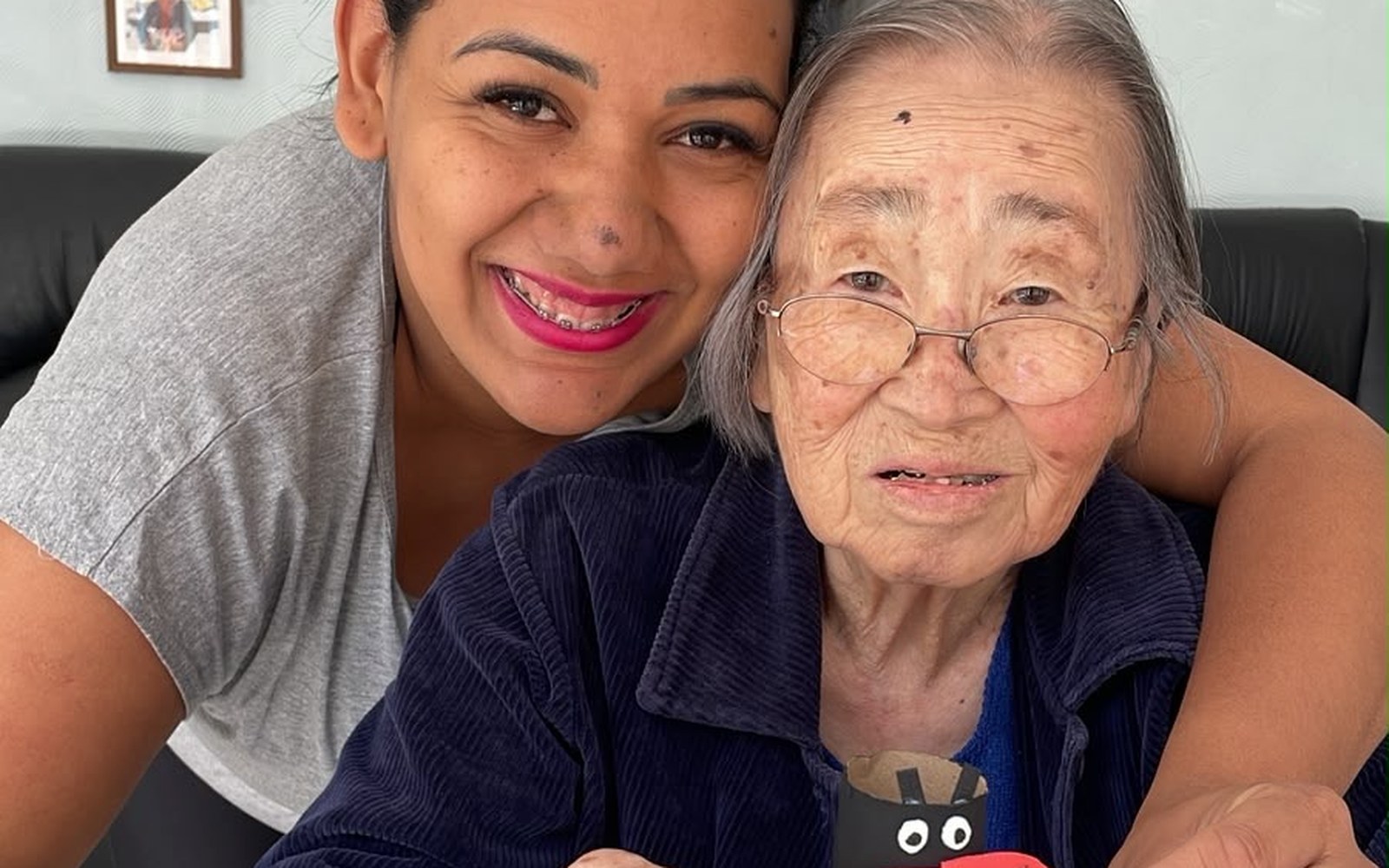 Cuidadora e idosa em atividade de arteterapia no Espaço Ikaria