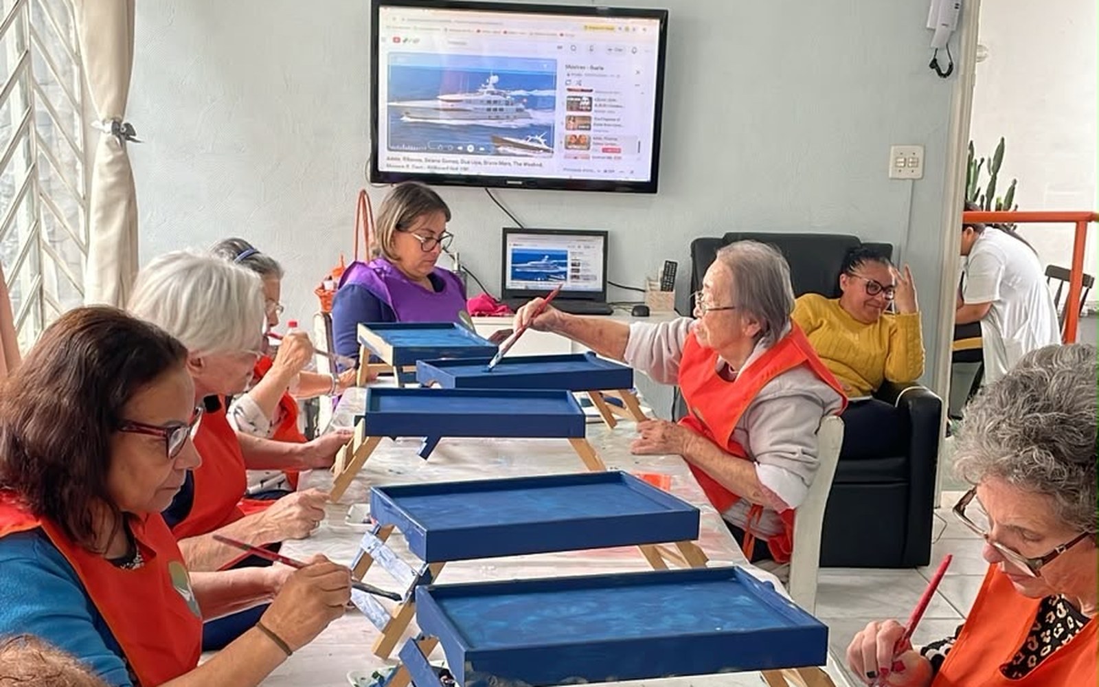 Arteterapia: pintura de bandejas em grupo no Espaço Ikaria